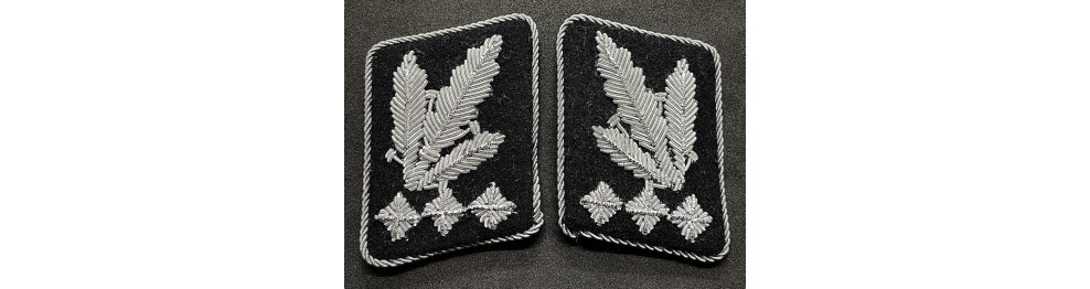 Kragenspiegel, Schulterklappen und Epauletten